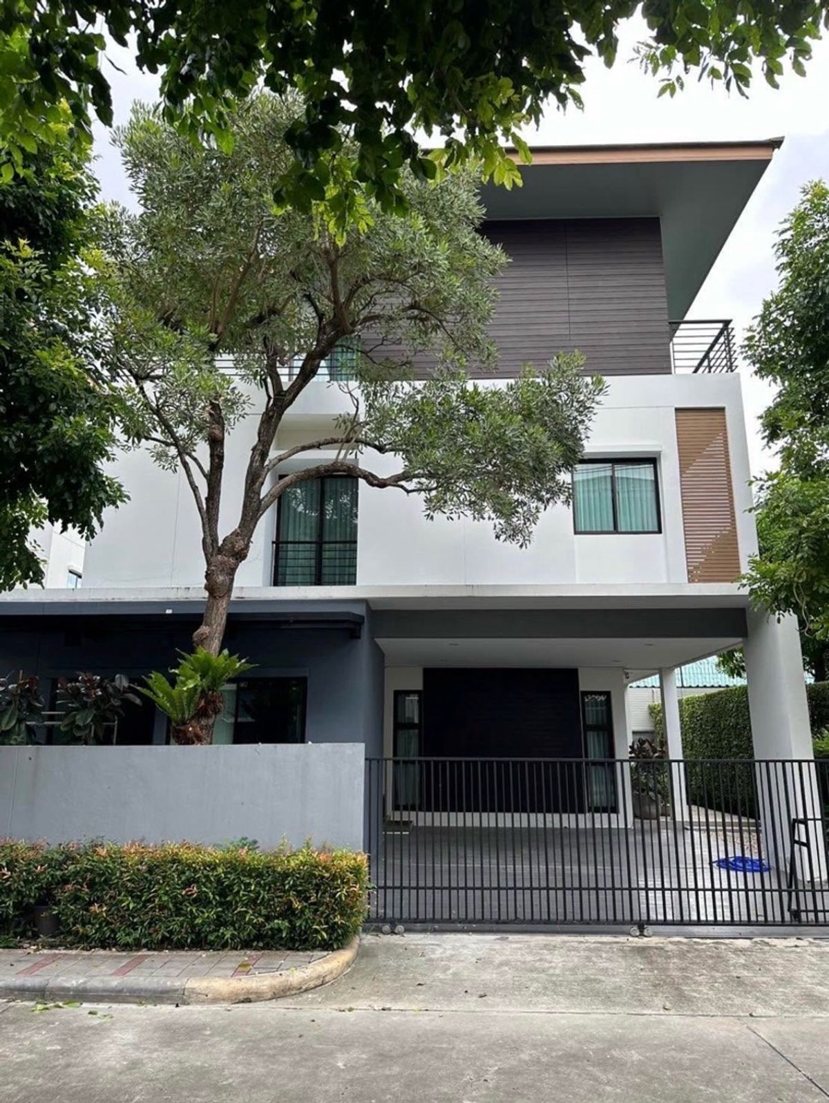 ขาย ให้เช่า บ้านเดี่ยว 3 ชั้น บ้านลุมพินี สวนหลวง ร.9 พร้อมอยู่ ใกล้สวนหลวง ร.9, Mega Bangna และสนามบินสุวรรณภูมิ
