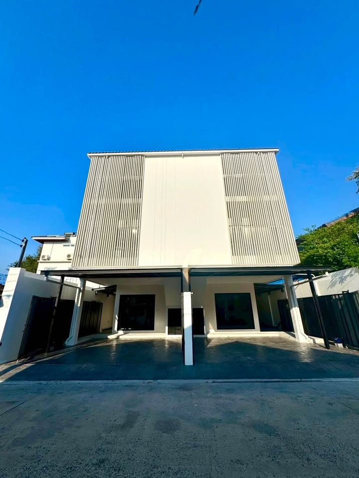 ให้เช่า Modern Luxury Home Office บ้านแฝด 3 ชั้น ใหม่แกะกล่อง 