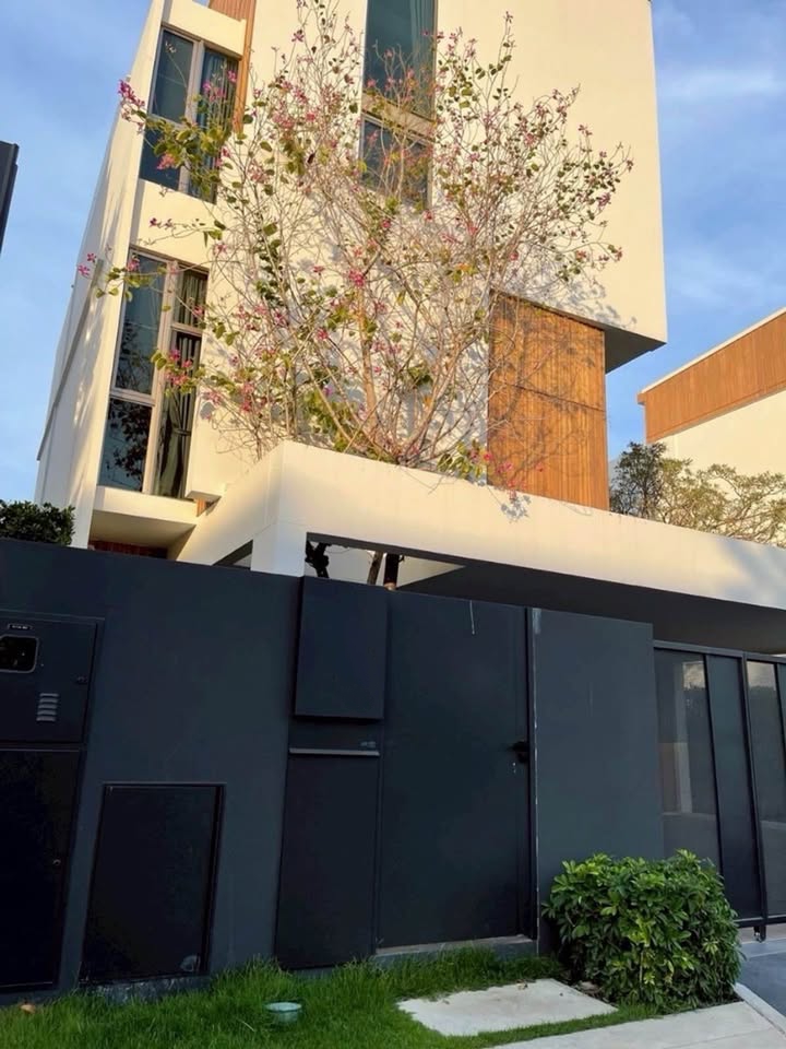 ให้เช่าบ้านเดี่ยว VIVE พระราม 9 บ้านหรู 3 ชั้น จาก Land & Houses บรรยากาศเงียบสงบ วิวสวย พร้อมเข้าอยู่