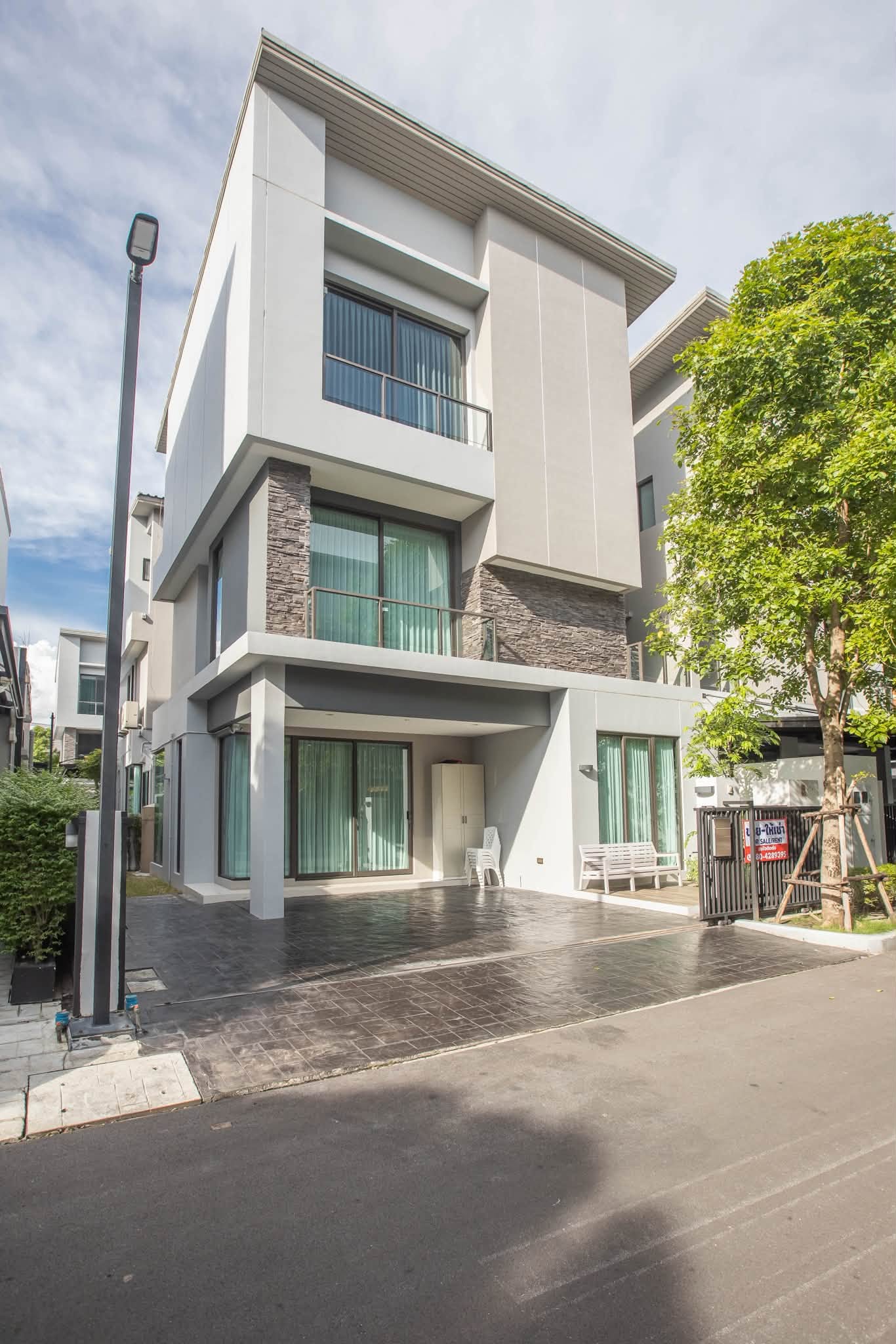 ให้เช่า บ้านแฝด 3 ชั้น Baan Klang Muang Classe เอกมัย–รามอินทรา ตกแต่งพร้อมอยู่ จอดรถ 3 คัน
