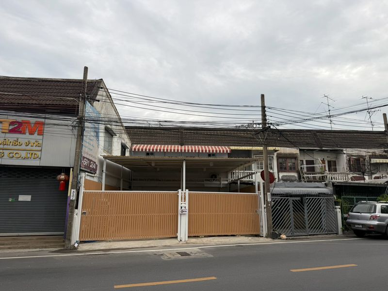 ให้เช่า ทาวน์โฮม 2 หลังตีทะลุ รัชดา 18 พื้นที่ใช้สอย 250 ตร.ม. 5 ห้องนอน เหมาะสำหรับอยู่อาศัยหรือ Home Office