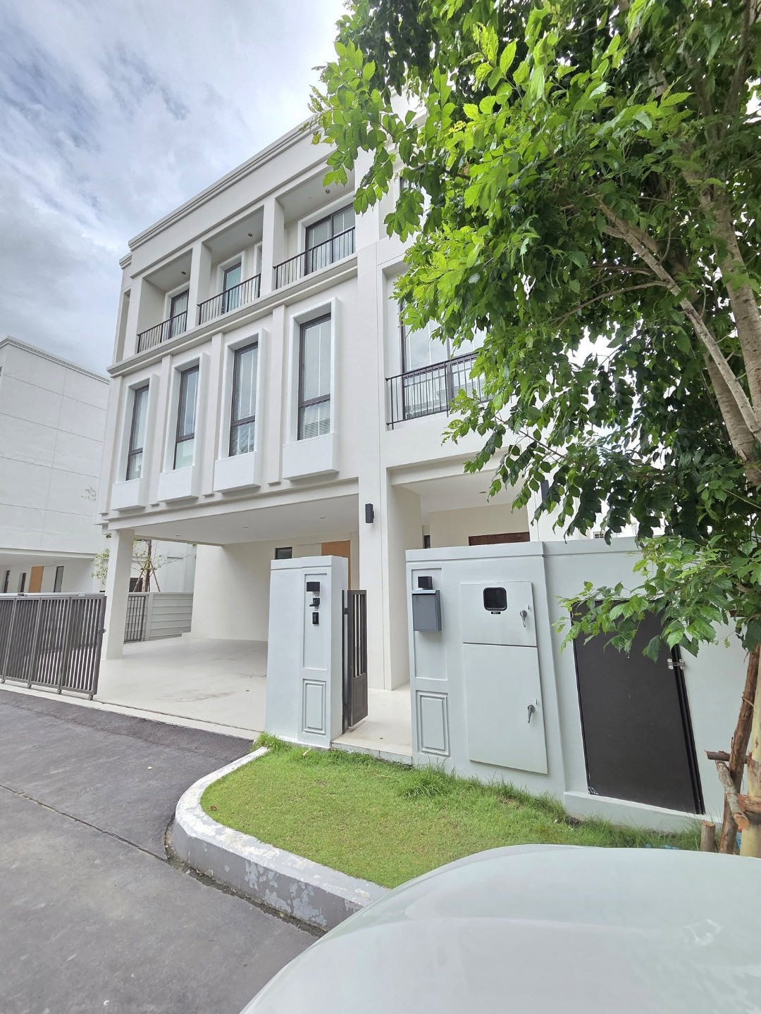 ให้เช่า บ้านเดี่ยวหรู 3 ชั้น AERIE Srinakarin – Krungthepkreetha ใกล้ Wellington College พร้อมเข้าอยู่