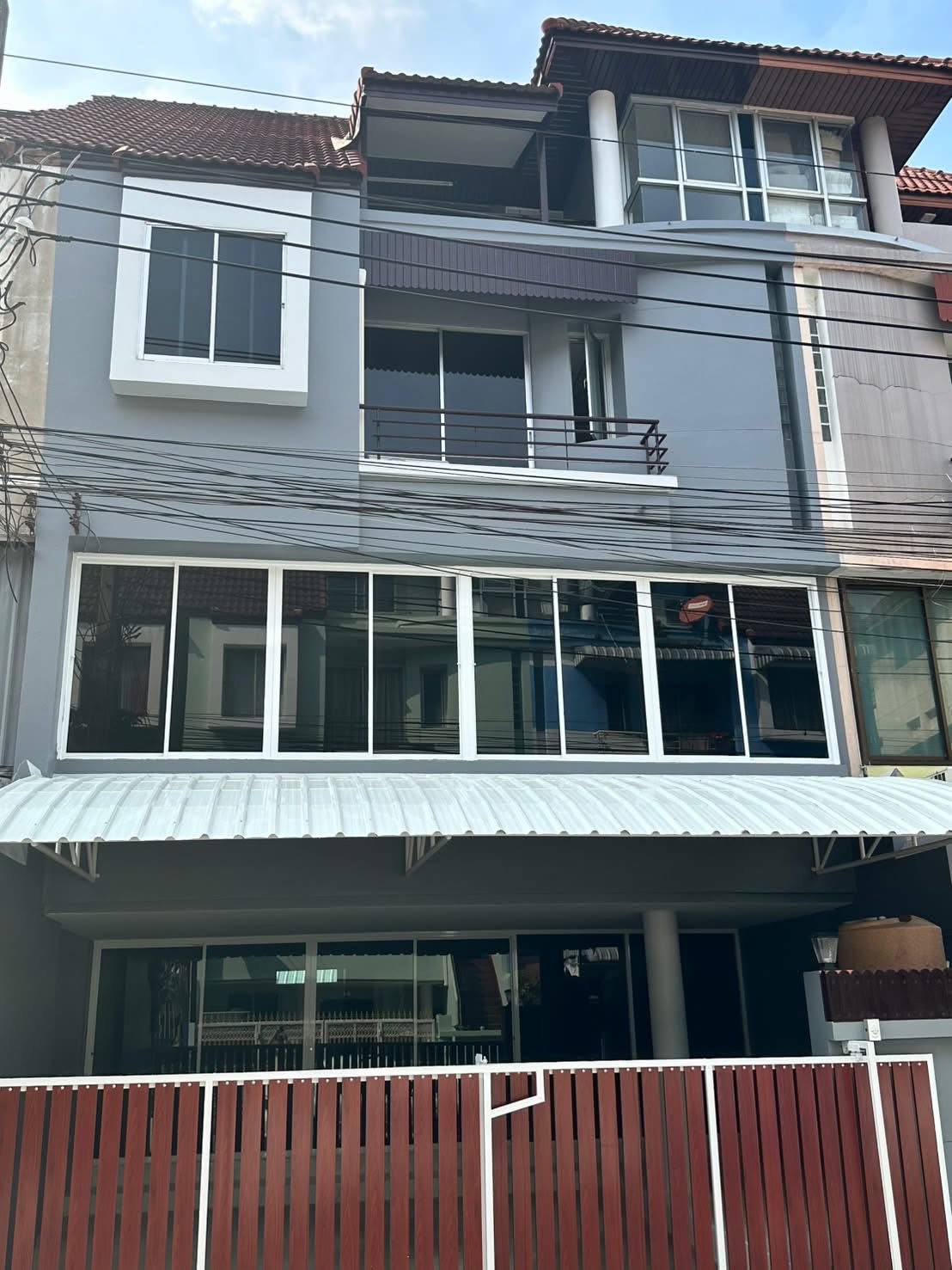 ให้เช่าโฮมออฟฟิศ 4 ชั้น 350 ตร.ม. ซอยลาดพร้าว 80 – เหม่งจ๋าย รีโนเวทใหม่ทั้งหลัง จดทะเบียนบริษัทได้ ไม่มีค่าส่วนกลาง 