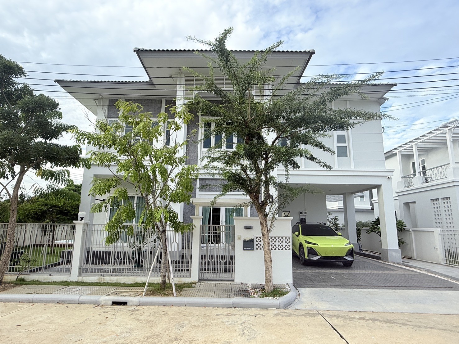 เช่าบ้านเดี่ยวหัวมุม หมู่บ้านซื่อตรง พรีเมี่ยม ไอแอม พระราม2-แสมดำ ตกแต่งสวย เครื่องใช้ไฟฟ้าครบ ใกล้ทางไปวัดพันท้ายนรสิงห์