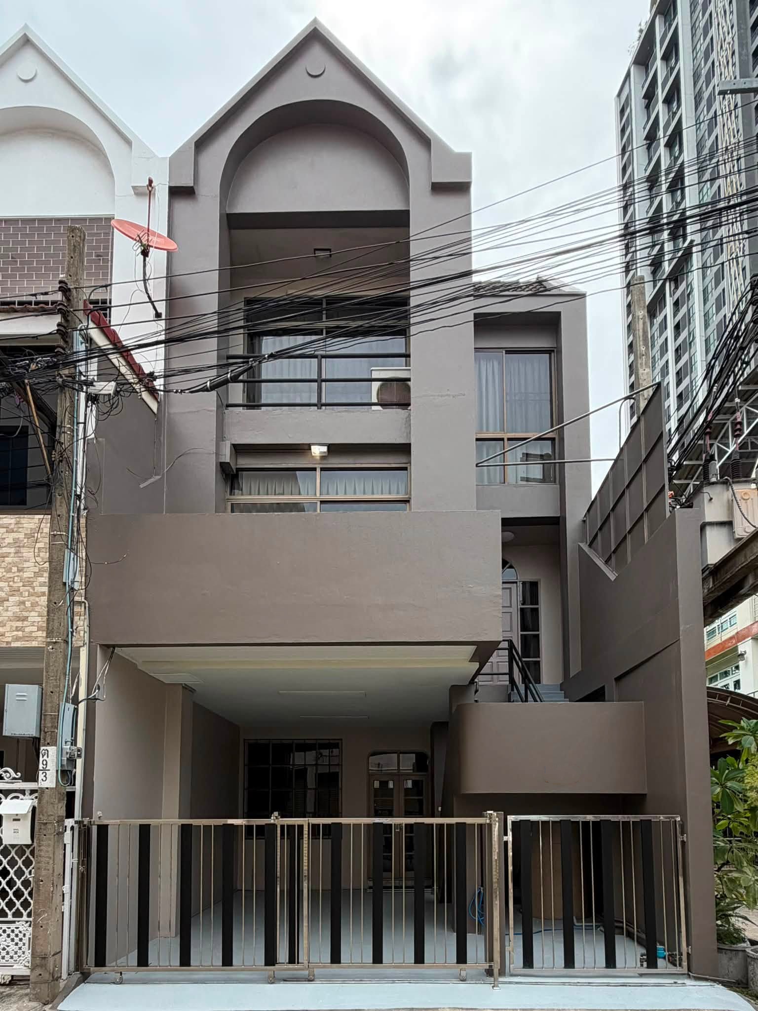 ให้เช่า ทาวน์เฮาส์ สุขุมวิท 44/2 | 4 ห้องนอน | ใกล้ BTS พระโขนง–เอกมัย | ทำเลสุขุมวิท