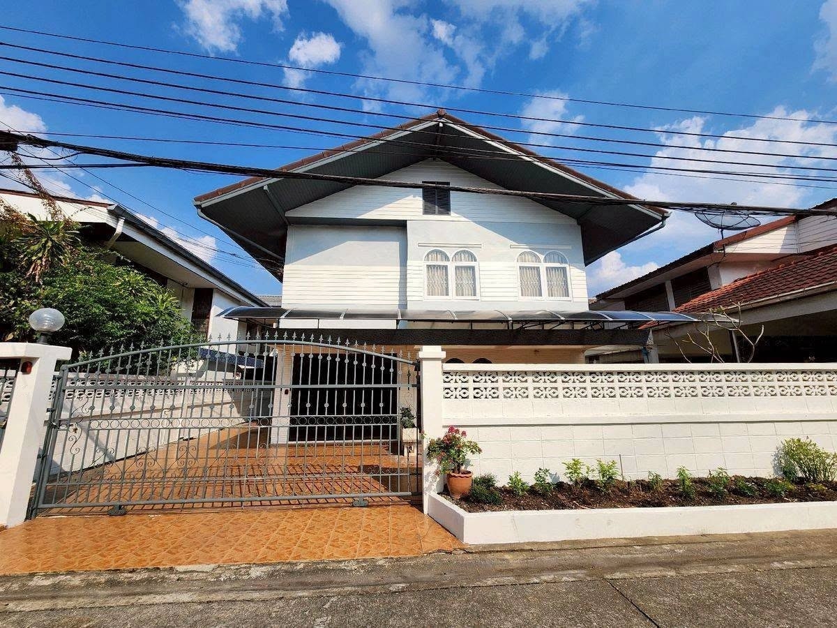 ให้เช่า บ้านเดี่ยว ใจกลางรัชดา–ห้วยขวาง | 6 ห้องนอน 4 ห้องน้ำ | Pet Friendly | รับต่างชาติ | ใกล้โรงเรียนนานาชาติ