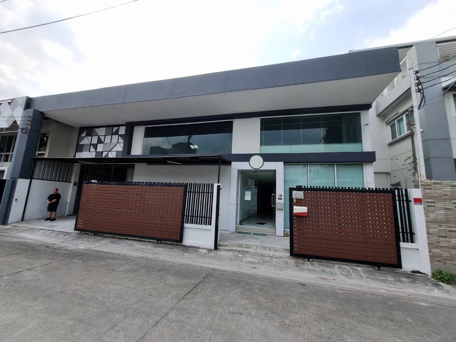 🏢 ให้เช่า อาคารสำนักงาน พร้อมคลังสินค้า (Warehouse + Office) ซอยรามคำแหง 4 (สมานมิตร)