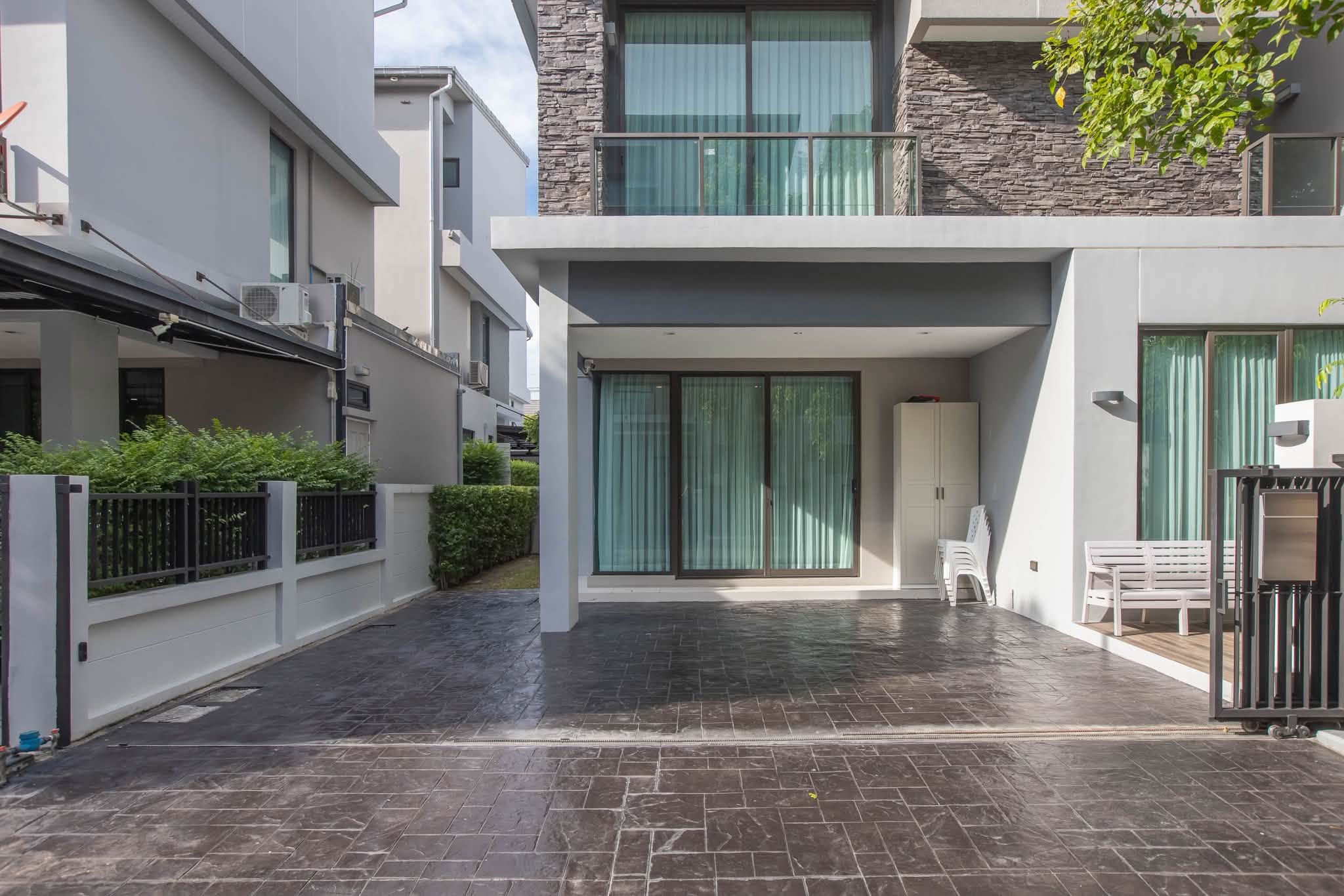 ให้เช่า บ้านแฝด 3 ชั้น Baan Klang Muang Classe เอกมัย–รามอินทรา ตกแต่งพร้อมอยู่ จอดรถ 3 คัน - Image 3