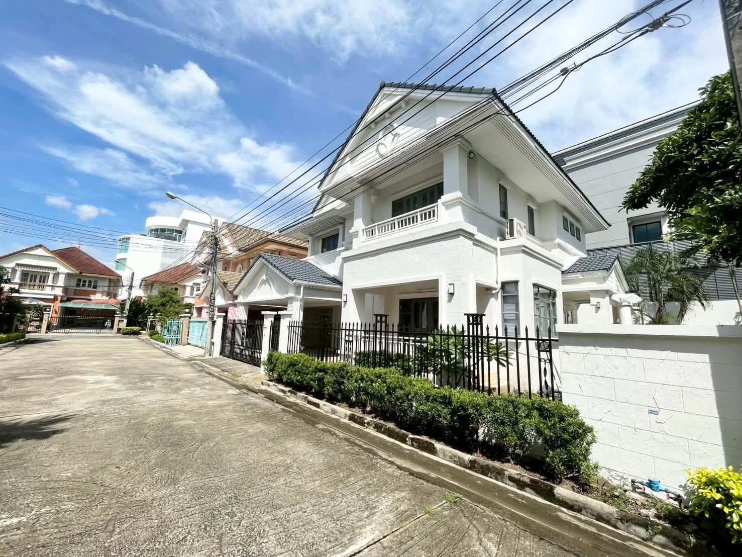 ให้เช่า บ้านเดี่ยวรีโนเวทใหม่ บ้านกรองทอง พัฒนาการ 32 | ใกล้ทองหล่อ 5 กม. | Pet Friendly | ทำ Home Office ได้ - Image 3