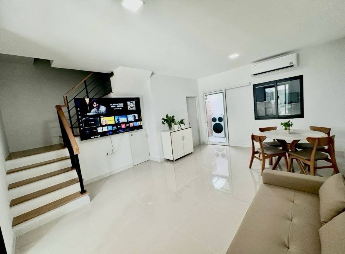 ให้เช่า ทาวน์โฮมใหม่ Pleno Sukhumvit–Bangna 3 | 3 ห้องนอน | แต่งครบพรีเมียม | ฟรี Wi-Fi | ใกล้ Mega Bangna 800 ม. - Image 3