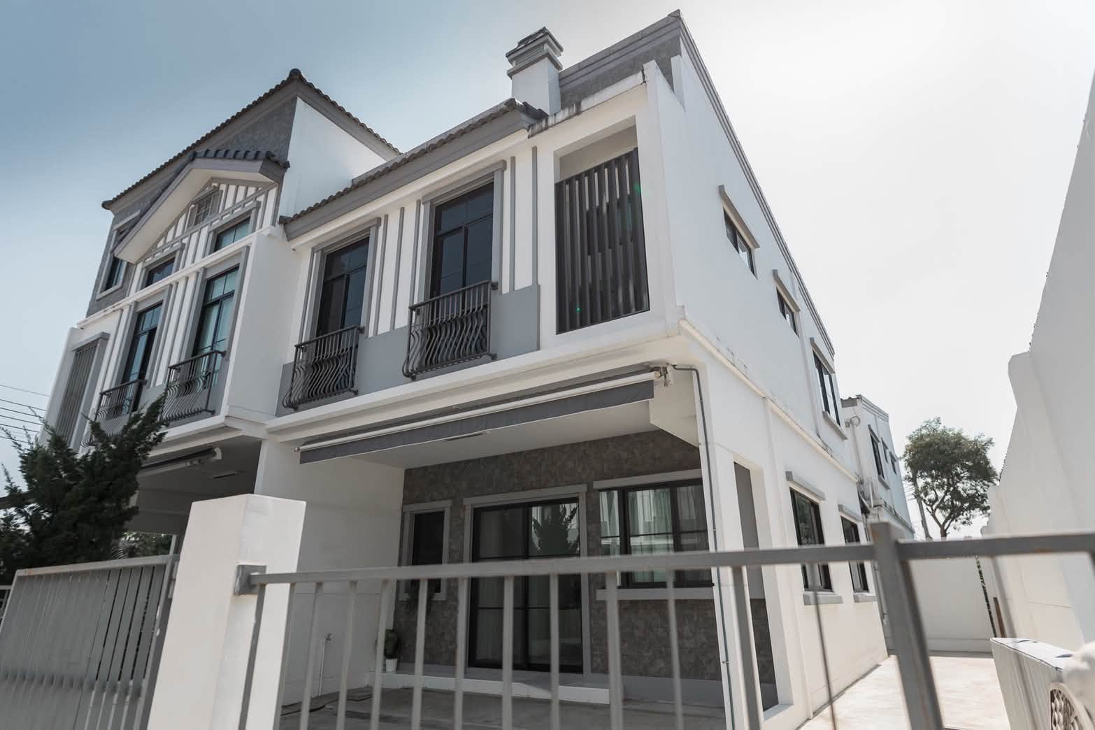 ขาย  ให้เช่า ทาวน์โฮม Indy 5 Bangna Km.7 | หลังมุม มีพื้นที่สวนข้างบ้าน | Fully Furnished | ใกล้ Mega Bangna - Image 3