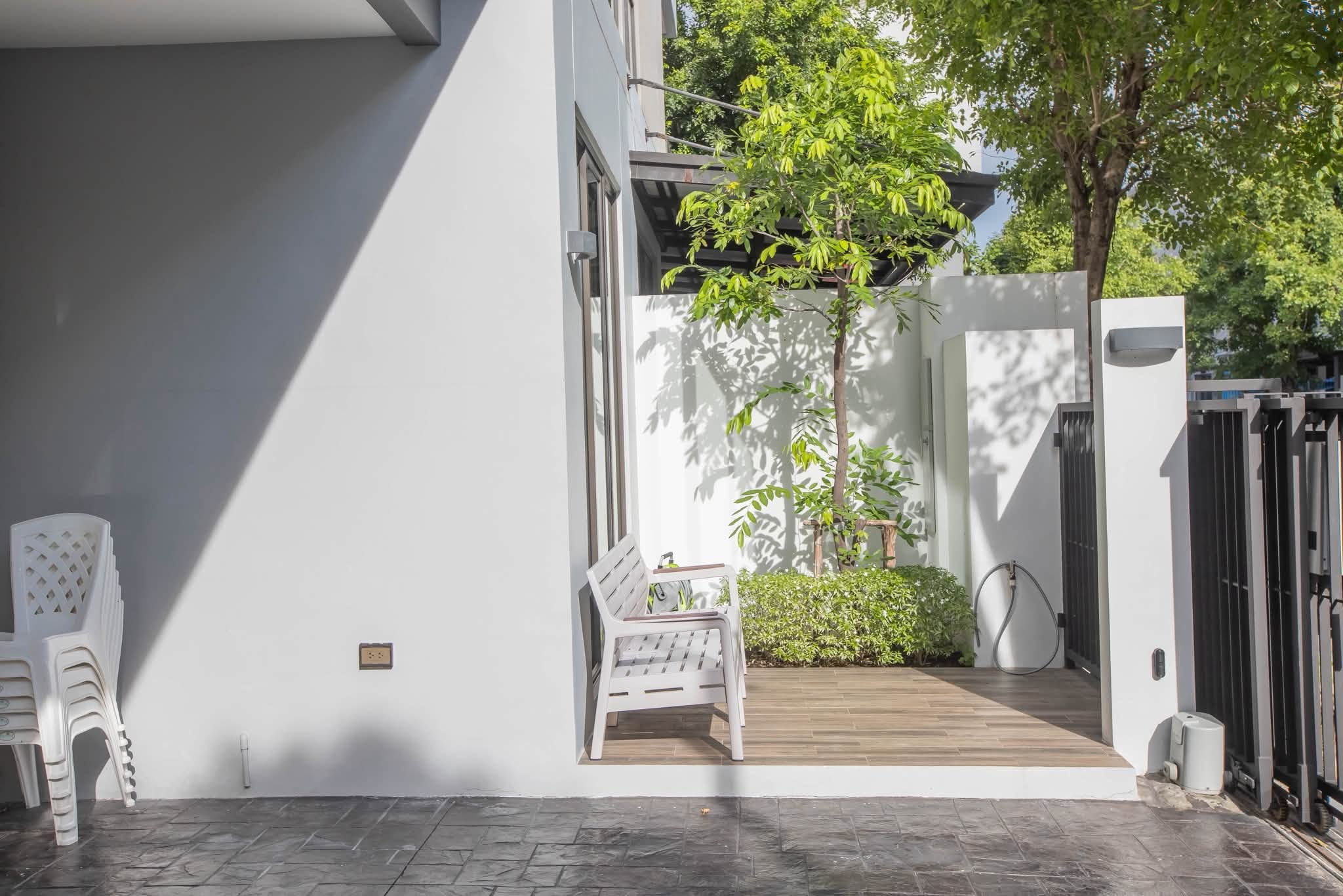 ให้เช่า บ้านแฝด 3 ชั้น Baan Klang Muang Classe เอกมัย–รามอินทรา ตกแต่งพร้อมอยู่ จอดรถ 3 คัน - Image 4