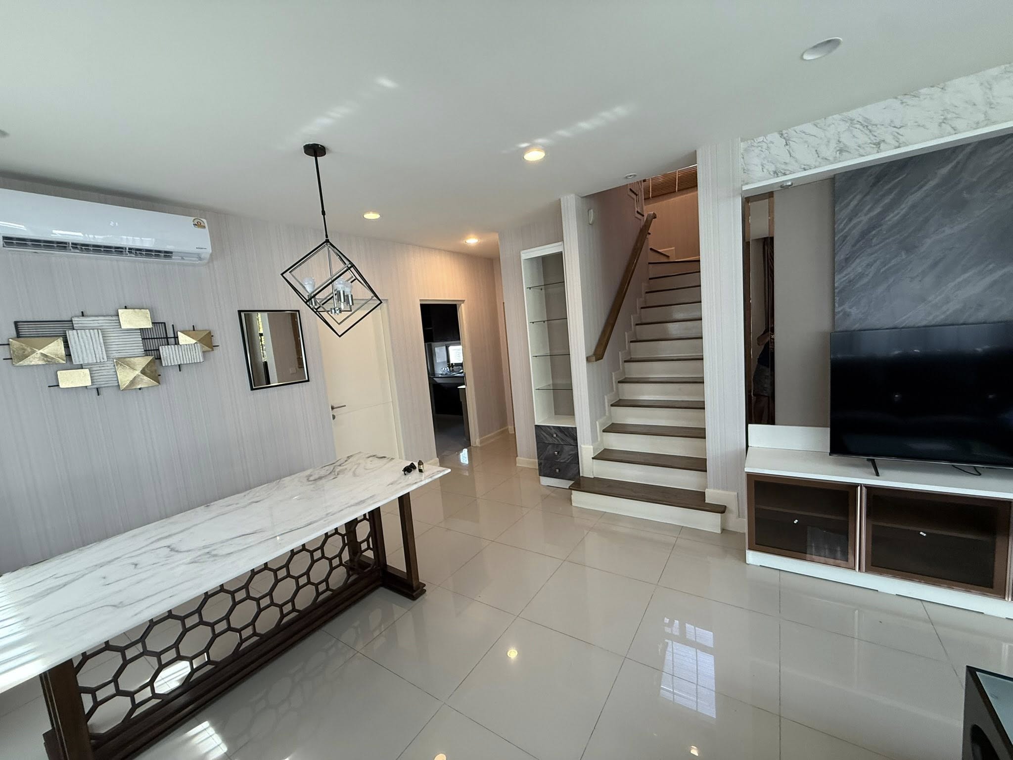 ให้เช่าบ้านเดี่ยว Setthasiri Pattanakarn บ้านรีโนเวทใหม่ทั้งหลัง พร้อมเข้าอยู่ ยินดีต้อนรับสัตว์เลี้ยง - Image 4