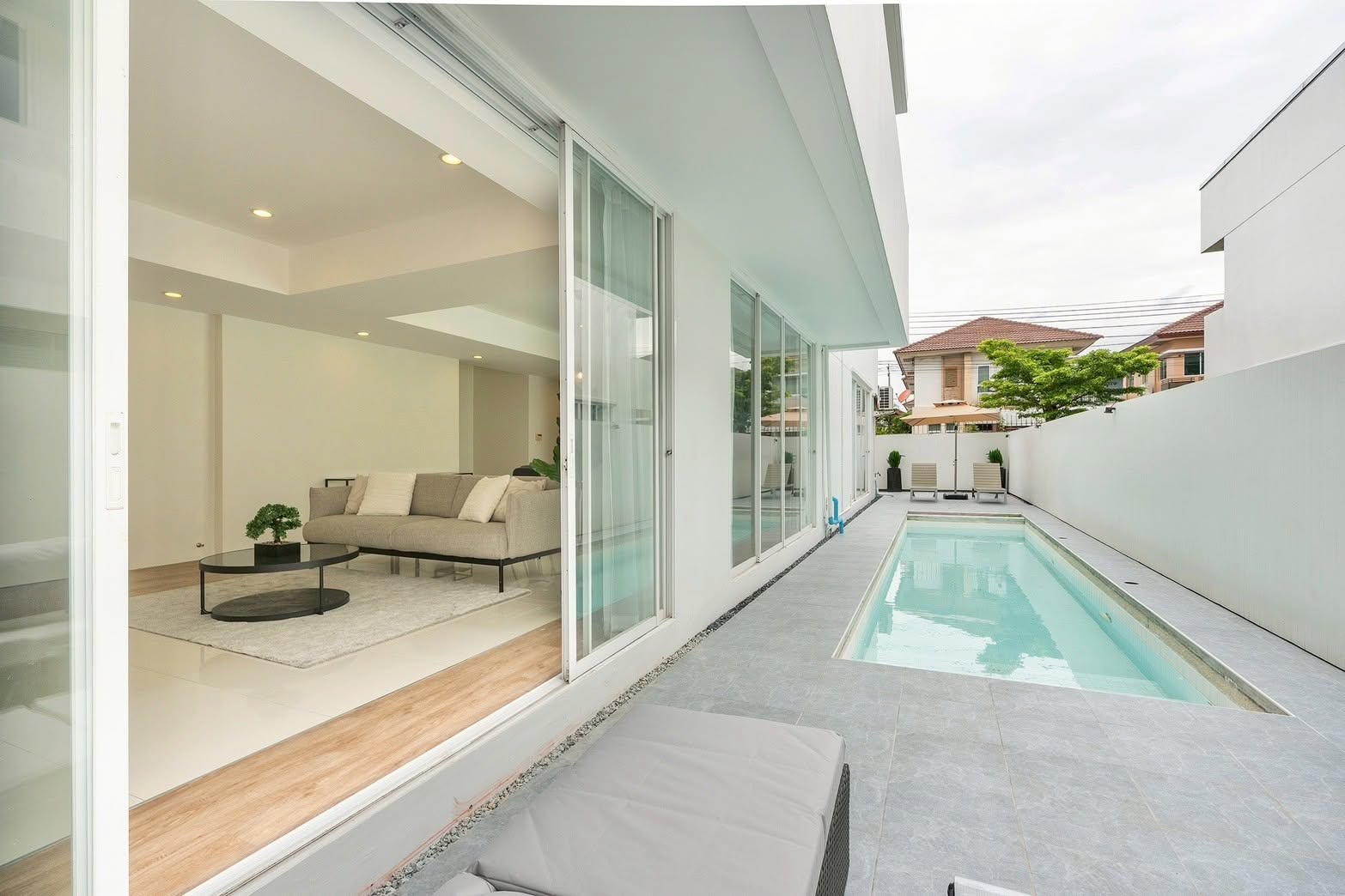 ให้เช่า บ้านเดี่ยว Courtyard Villa พระราม 9–วงแหวน | 340 ตร.ม. | 4 ห้องนอน 4 ห้องน้ำ | สระว่ายน้ำส่วนตัว | Fully Furnished - Image 8