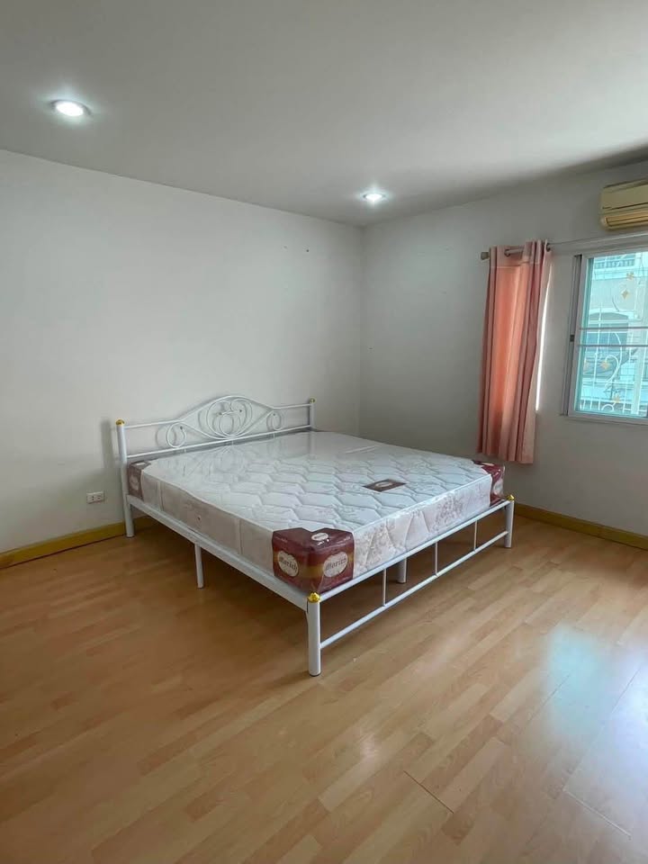 ให้เช่า ทาวน์โฮม 3 ชั้น หมู่บ้านปริญลักษณ์ พระราม 2 | บ้านแปลงมุม | 4 ห้องนอน | Pet Friendly | ใกล้ Central Rama 2 - Image 9