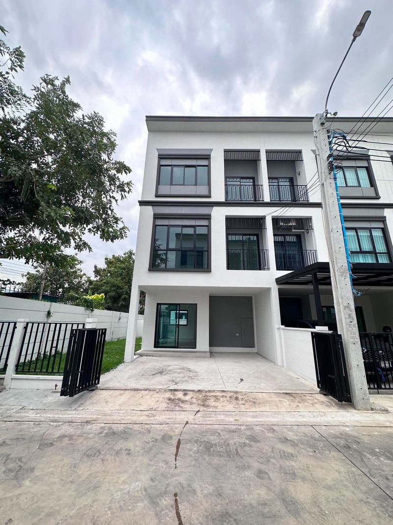 ขาย ให้เช่า ทาวน์โฮม 3 ชั้น ลุมพินี ทาวน์เพลส สุขุมวิท–ศรีนครินทร์